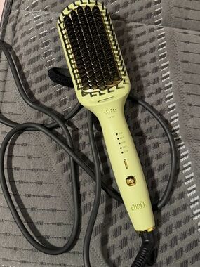 EDRÉE the suki, sage green, hair straightening brush